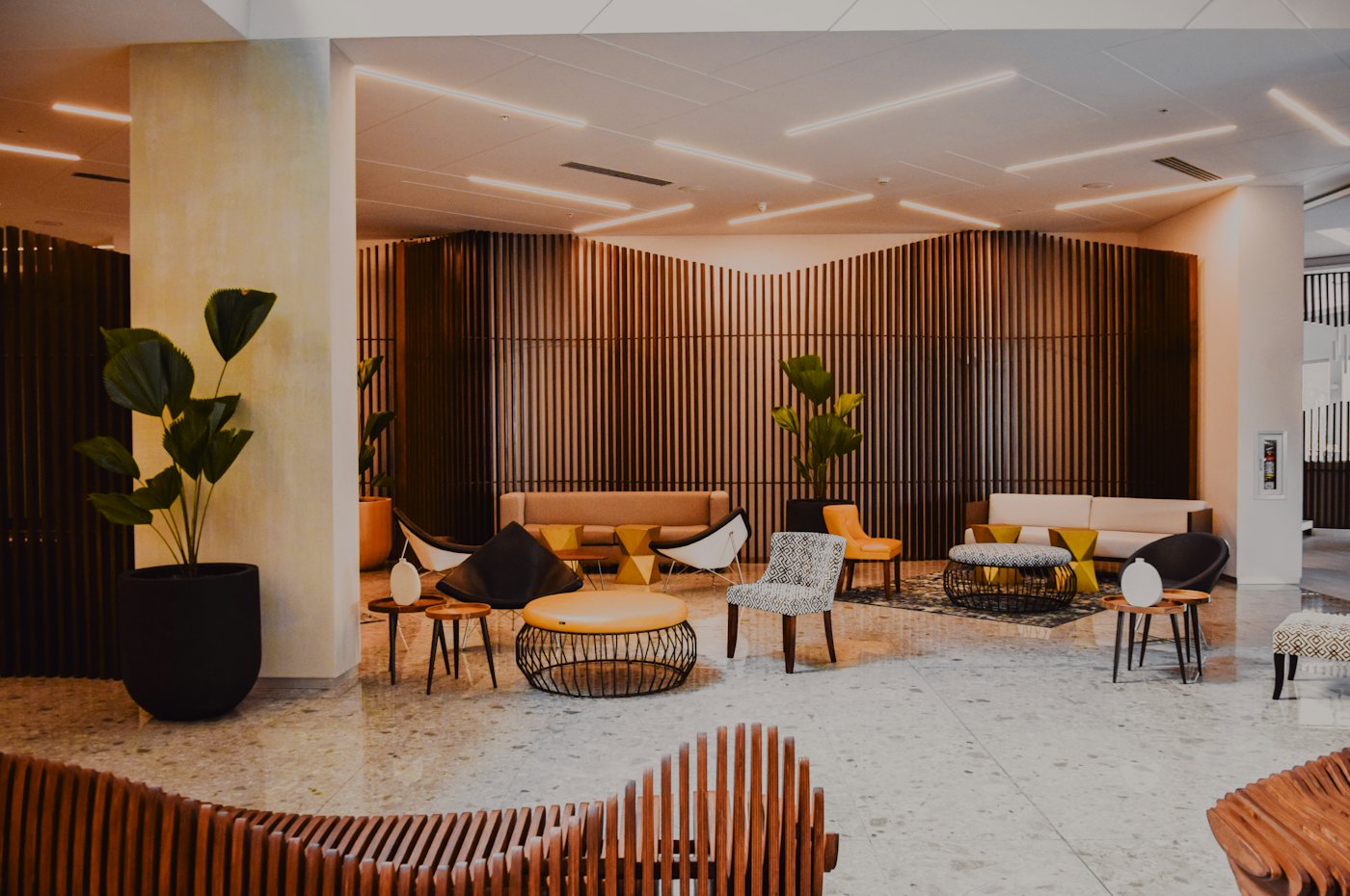 Modern otel lobisi ve oturma alanı